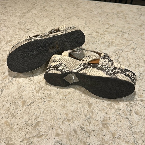 NEW~QUPID~STONE BLACK~SNAKE~STRAPPY WEDGE SANDALS~3 1/4” HEEL~SIZE 8~BR - Picture 2 of 10
